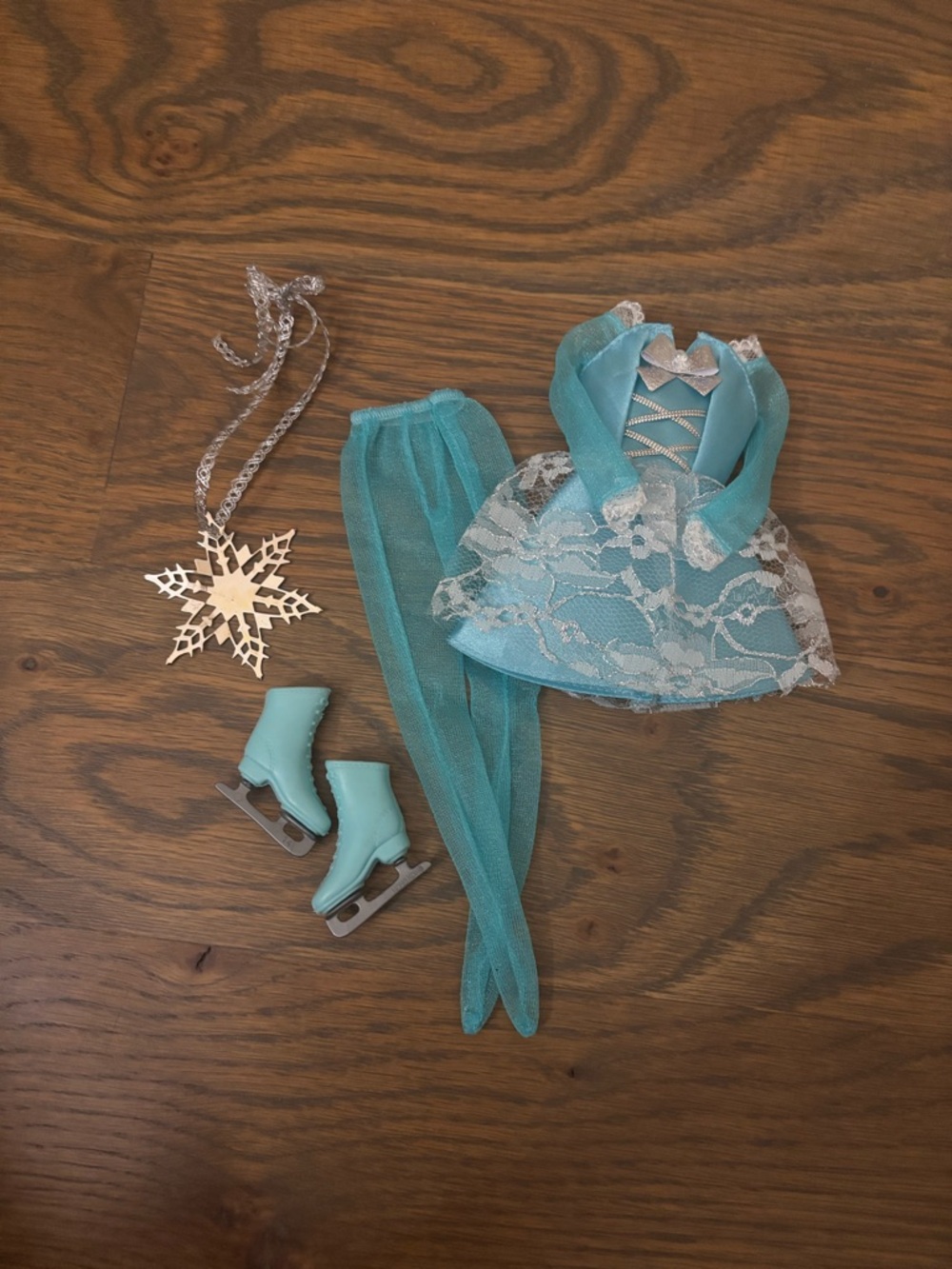 Vintage BARBIE FASHION AVENUE 1997 PARTY 18155 Ice Skating Dress Outfit